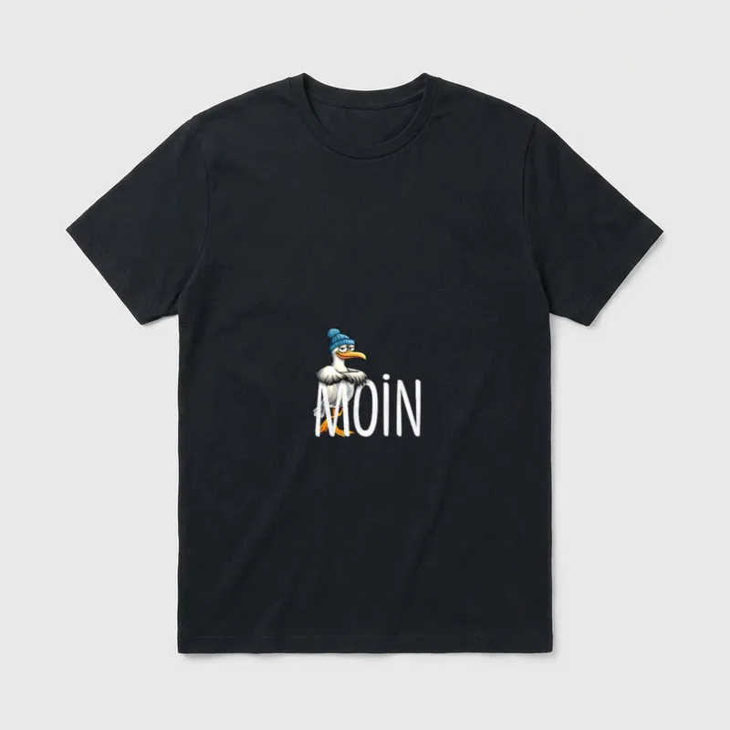 Moin! Lustige Nordsee Möwe Ostsee T-Shirt – Möwe mit blauer Mütze vor dem Schriftzug MOIN – Klassisches T-Shirt in Schwarz