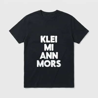 Klei mi ann Mors lustiges T-Shirt – Schriftzug „Klei mi ann Mors“ in weißer Blockschrift – Klassisches T-Shirt in Schwarz