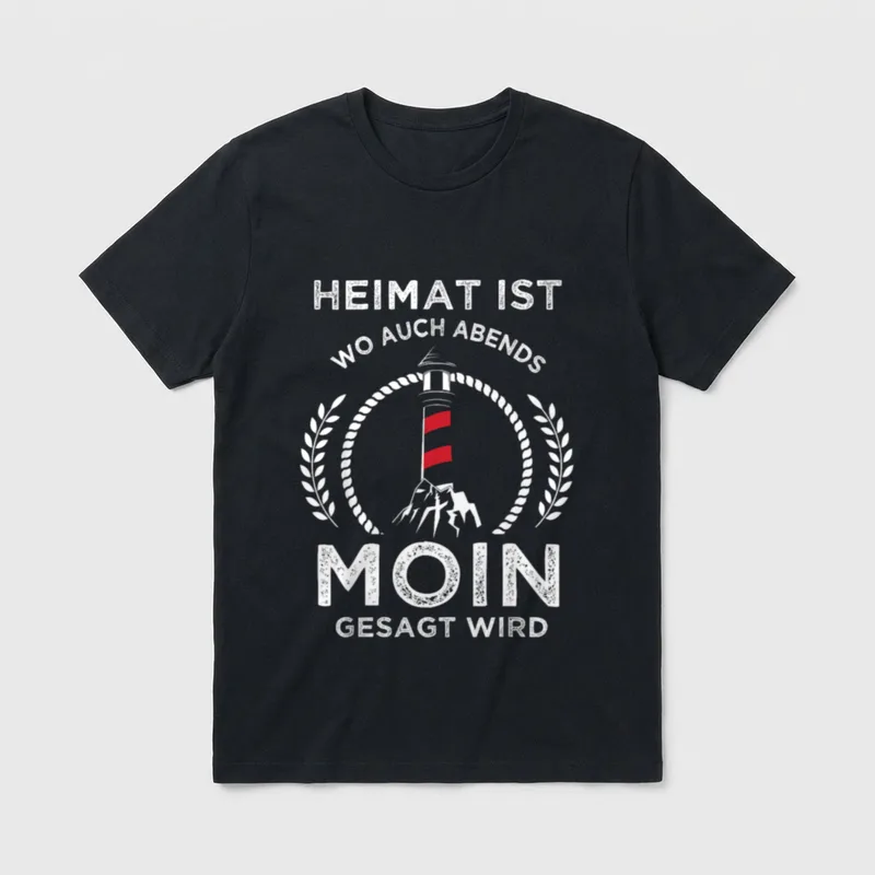 Heimat ist wo man auch T-Shirt – Leuchtturm im Lorbeerkranz mit Spruch „Moin gesagt wird“ – Klassisches T-Shirt in Schwarz