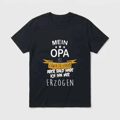 Mein Opa ist schwer T-Shirt – Mein Opa ist schwer erziehbar aber bald erzogen – Klassisches T-Shirt in Schwarz