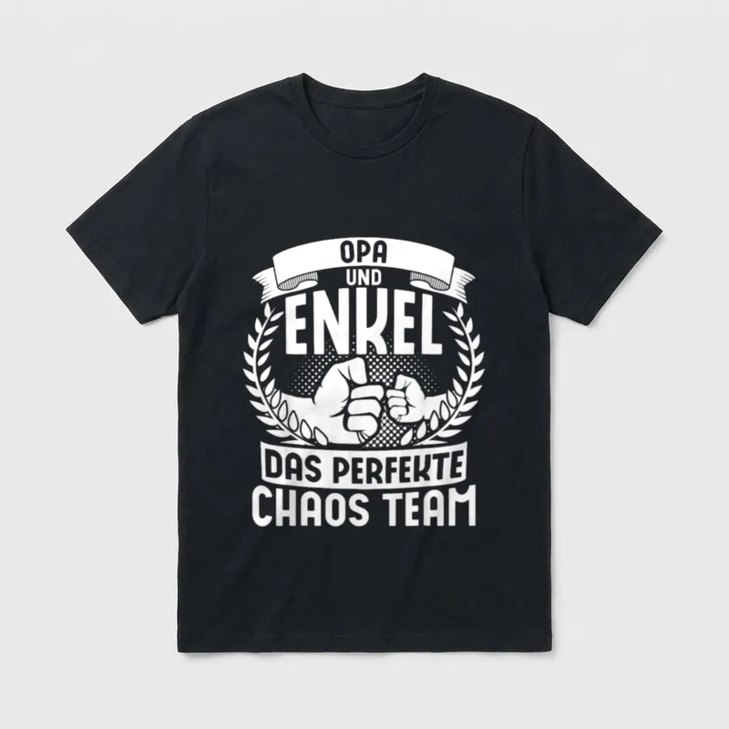 Spruch Opi Opa T-Shirt – Opa und Enkel – Das perfekte Chaos Team, Faustgruß-Motiv – Klassisches T-Shirt in Schwarz