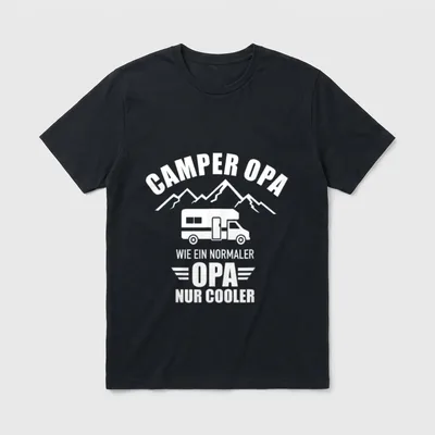 Cooler Camper Opa Spruch T-Shirt – Wohnmobil vor Bergen, Spruch „Camper Opa nur cooler“ – Klassisches T-Shirt in Schwarz