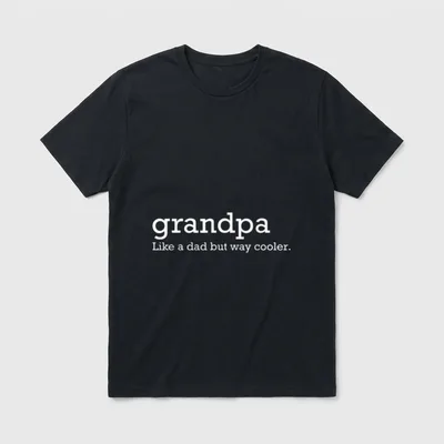 Opa Spruch cooler T-Shirt – Schriftzug „grandpa“ mit Zeile „Like a dad but way cooler.“ – Klassisches T-Shirt in Schwarz