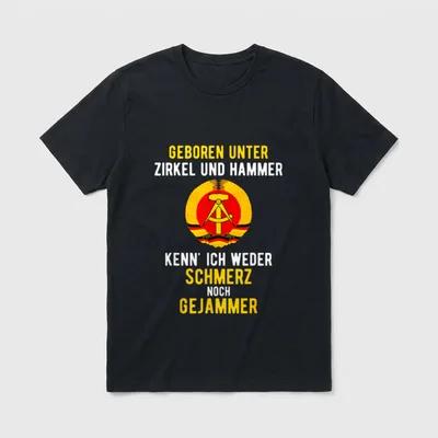 DDR & Ossi Zirkel T-Shirt – Staatswappen mit Zirkel, Hammer, Ähren, Spruch in Gelb und Weiß – Klassisches T-Shirt in Schwarz