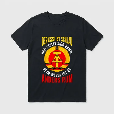 Der Ossi ist schlau T-Shirt – Spruch „Der Ossi ist schlau“ mit DDR-Wappen, Hammer und Ähren – Klassisches T-Shirt in Schwarz