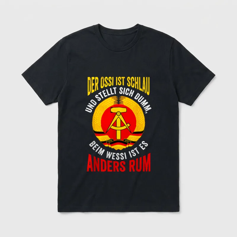 Der Ossi ist schlau T-Shirt – Spruch „Der Ossi ist schlau“ mit DDR-Wappen, Hammer und Ähren – Klassisches T-Shirt in Schwarz