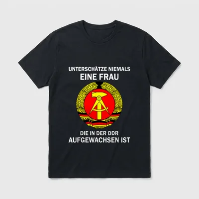 Unterschätze Niemals eine Frau T-Shirt – Spruch über Frauen aus der DDR mit Staatswappen – Klassisches T-Shirt in Schwarz