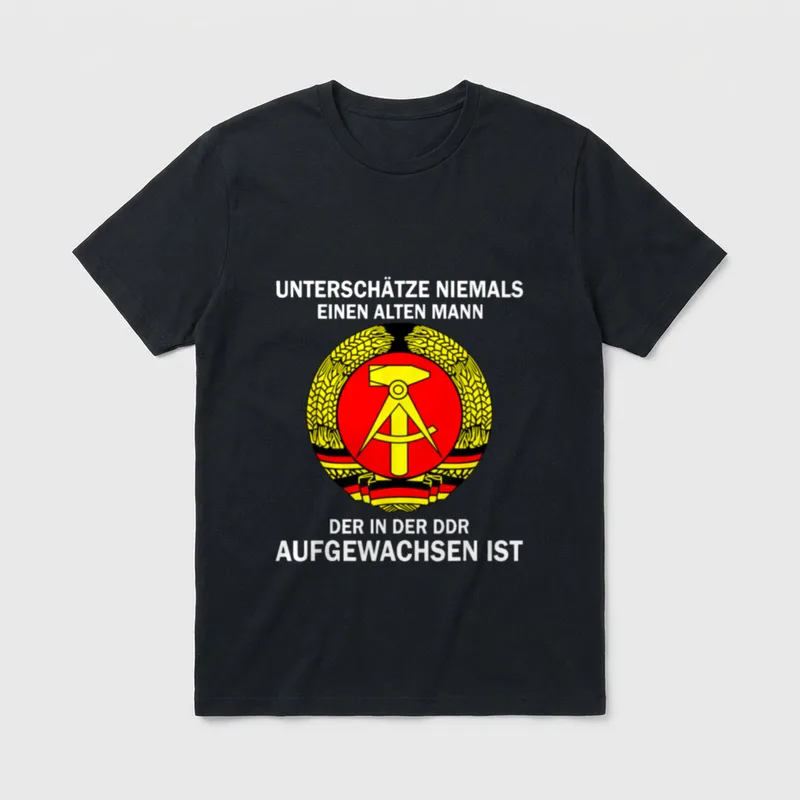 Unterschätze niemals einen alten Ossi & Sachsen T-Shirt – Klassisches T-Shirt in Schwarz