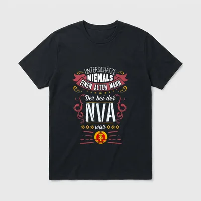 DDR Osten Ostdeutschland Ossi T-Shirt – Spruch über alten Mann bei der NVA mit Wappen – Klassisches T-Shirt in Schwarz