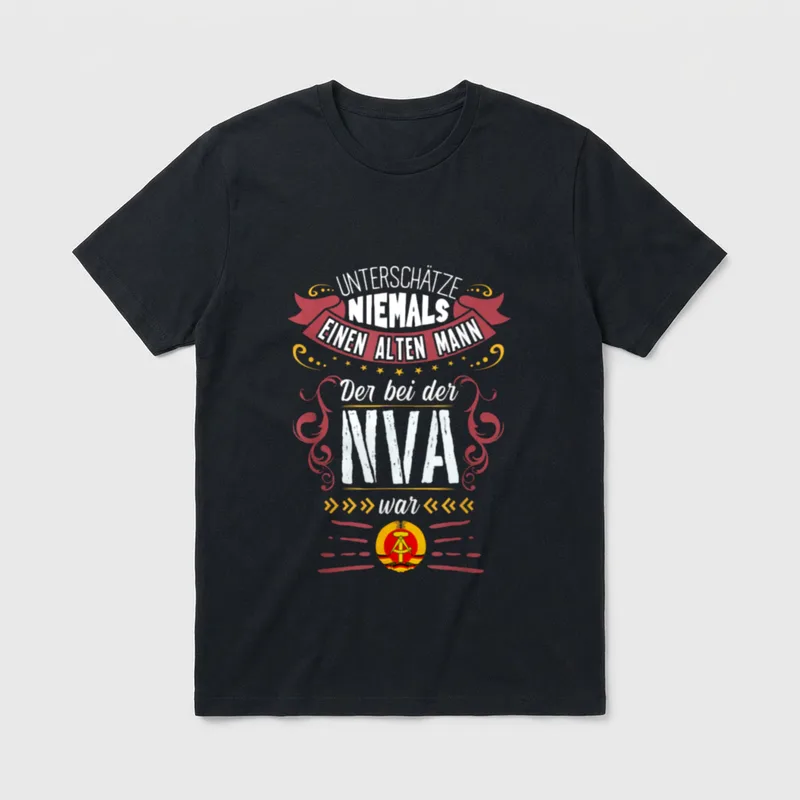 DDR Osten Ostdeutschland Ossi T-Shirt – Spruch über alten Mann bei der NVA mit Wappen – Klassisches T-Shirt in Schwarz
