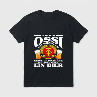 Bier Ostdeutschland Ossi Spruch T-Shirt – Ossi-Spruch, Emblem mit Ähren, zwei Bierkrüge – Klassisches T-Shirt in Schwarz