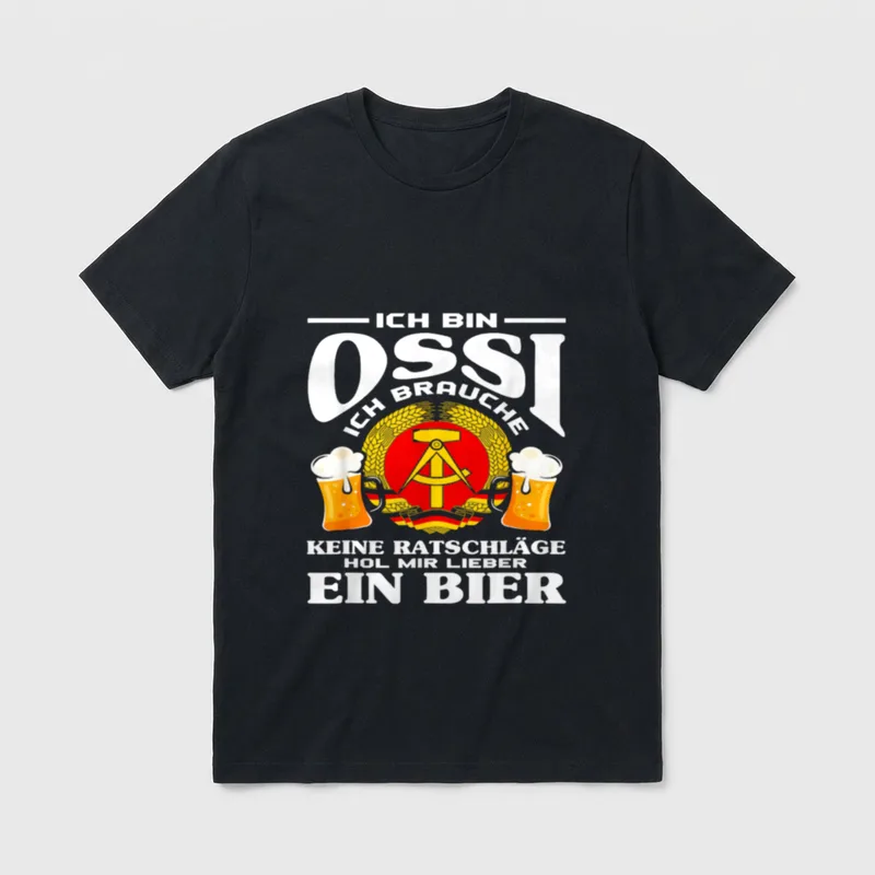 Bier Ostdeutschland Ossi Spruch T-Shirt – Ossi-Spruch, Emblem mit Ähren, zwei Bierkrüge – Klassisches T-Shirt in Schwarz