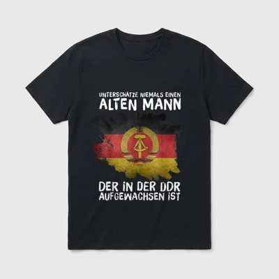 DDR Mann Aufgewachsen Ostdeutschland T-Shirt – Spruch über alten Mann aus der DDR mit Wappen – Klassisches T-Shirt in Schwarz