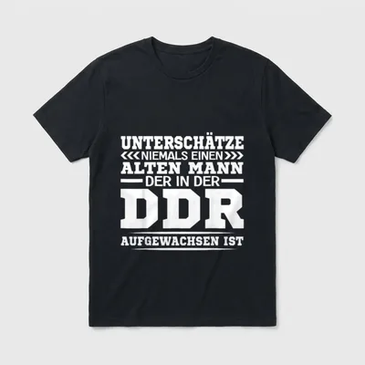 Ossi Spruch für Opa T-Shirt – Spruch: Unterschätze niemals einen alten Mann aus der DDR – Klassisches T-Shirt in Schwarz