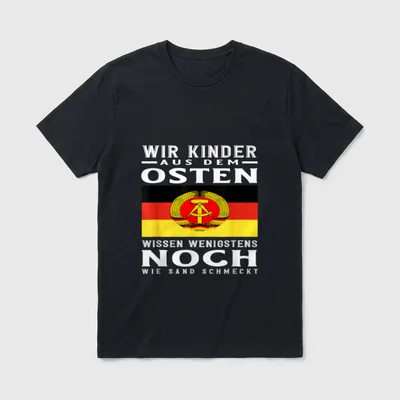 Wir Aus Dem Osten T-Shirt – DDR-Flagge mit Wappen und Spruch über Sandgeschmack – Klassisches T-Shirt in Schwarz