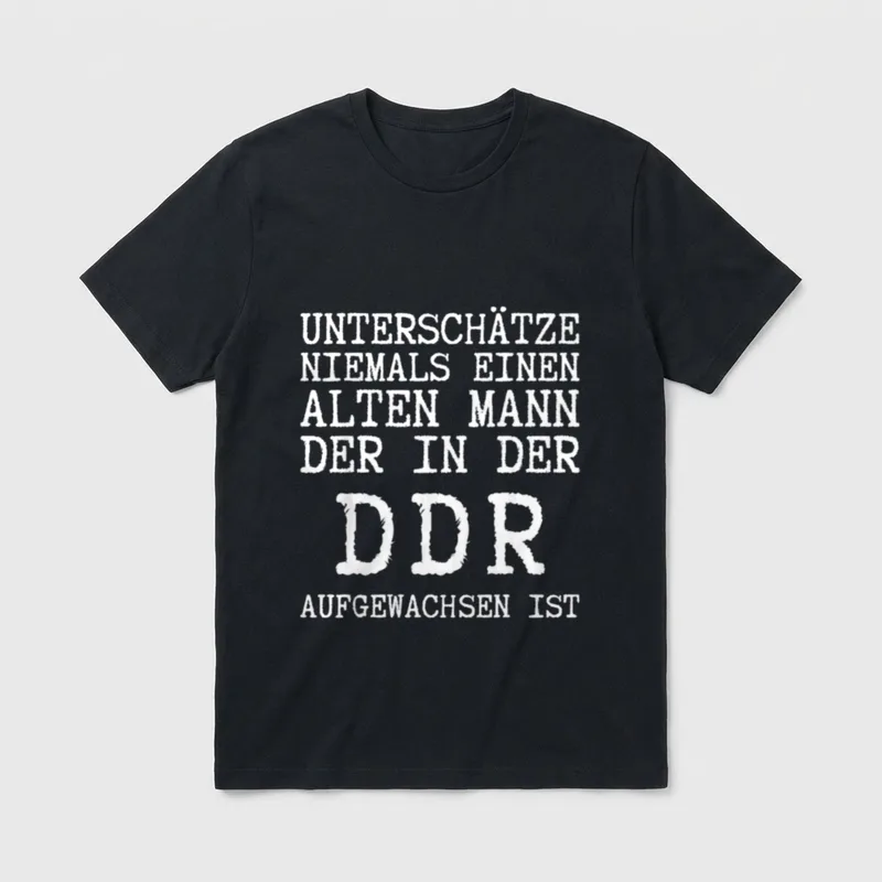 DDR Ossi Lustiger Spruch T-Shirt – Spruch: Unterschätze niemals einen alten Mann aus der DDR – Klassisches T-Shirt in Schwarz