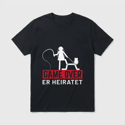 Game Over Er Heiratet T-Shirt – Frau mit Peitsche führt Mann im Zylinder an der Leine – Klassisches T-Shirt in Schwarz