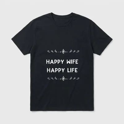 Happy Wife Happy Life Frisch T-Shirt – Schriftzug „Happy Wife Happy Life“ mit Ornamentrahmen – Klassisches T-Shirt in Schwarz