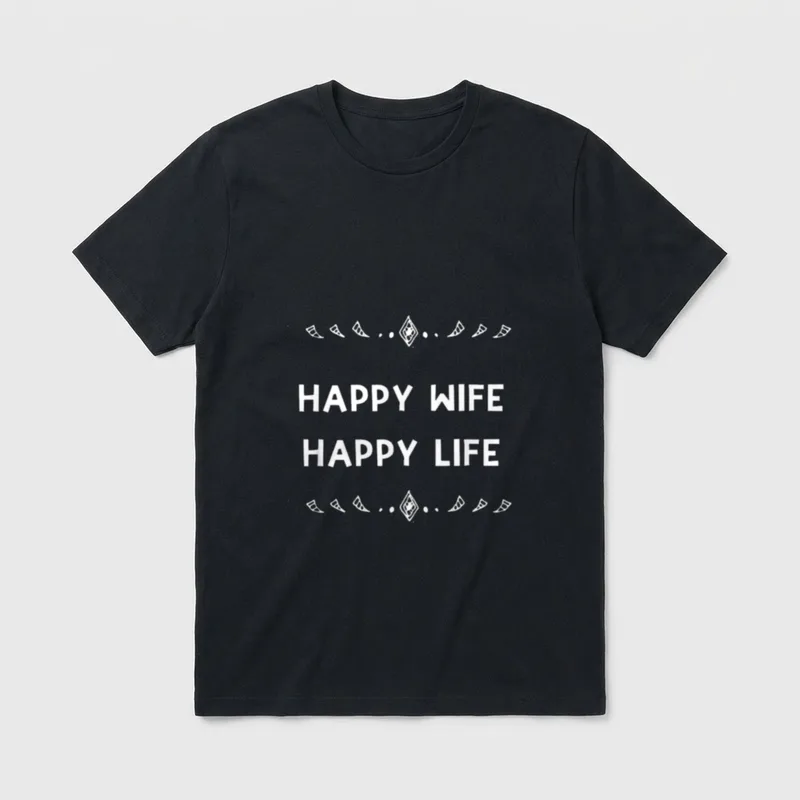 Happy Wife Happy Life Frisch T-Shirt – Schriftzug „Happy Wife Happy Life“ mit Ornamentrahmen – Klassisches T-Shirt in Schwarz