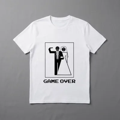 Game Over JGA Hochzeit T-Shirt – Bräutigam, Braut im Rahmen, Schriftzug „Game Over“ – Klassisches T-Shirt in Schwarz