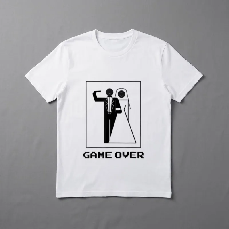 Game Over JGA Hochzeit T-Shirt – Bräutigam, Braut im Rahmen, Schriftzug „Game Over“ – Klassisches T-Shirt in Schwarz
