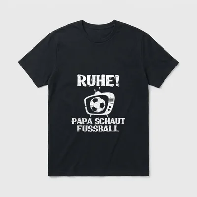 Ruhe Papa schaut Fussball T-Shirt – Ruhe! Papa schaut Fussball – Fernseher mit Fußball – Klassisches T-Shirt in Schwarz