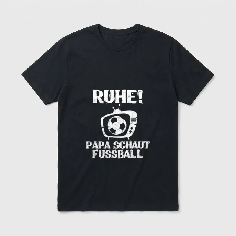 Ruhe Papa schaut Fussball T-Shirt – Ruhe! Papa schaut Fussball – Fernseher mit Fußball – Klassisches T-Shirt in Schwarz