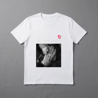 Das Herz Wird Nicht T-Shirt – Schriftzug mit Herz über Foto von Baby- und Altershand – Klassisches T-Shirt in Schwarz