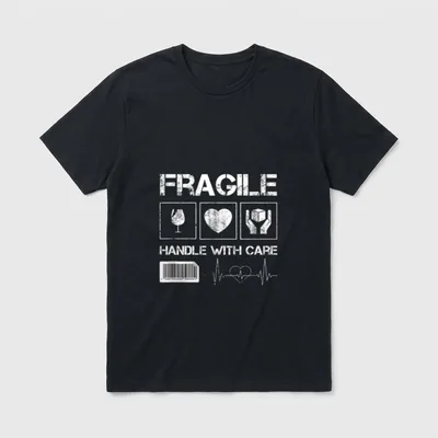 Zerbrechlicher Griff mit Pflegegrafiken T-Shirt – Klassisches T-Shirt in Schwarz