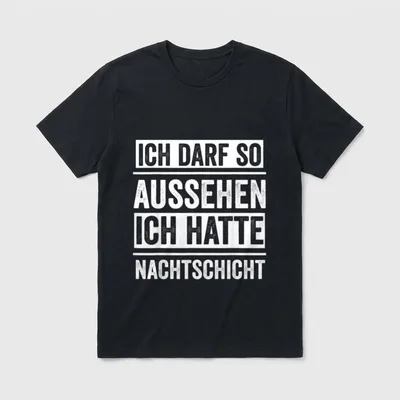 Ich darf so aussehen T-Shirt – Schriftzug „Ich darf so aussehen ich hatte Nachtschicht“ – Klassisches T-Shirt in Schwarz
