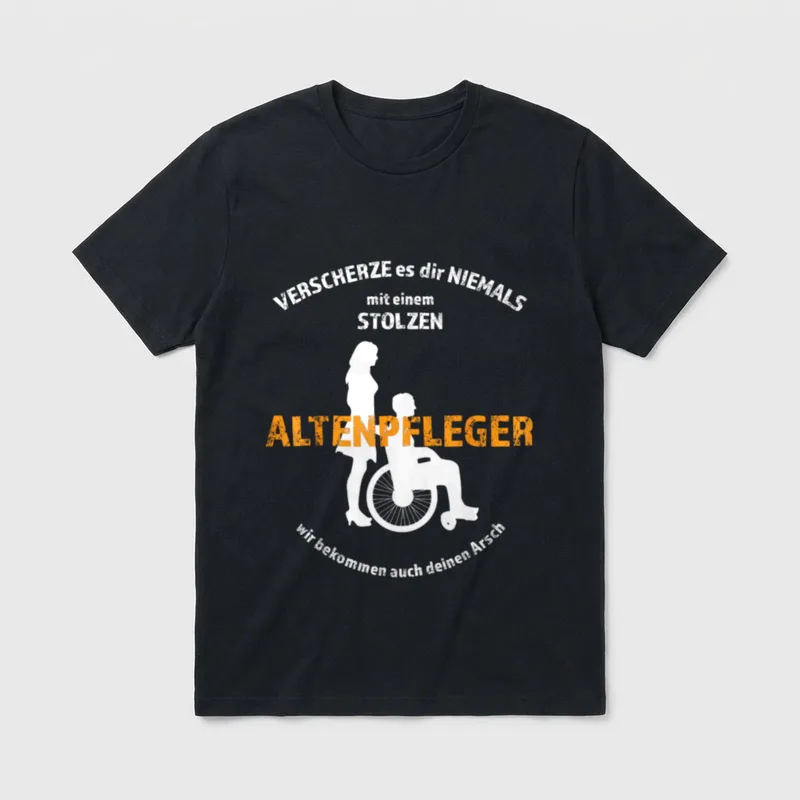 Altenpflege Lustiges Pflege T-Shirt – Spruch über stolzen Altenpfleger, Figur im Rollstuhl – Klassisches T-Shirt in Schwarz