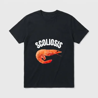 Lustiger Spruch Scoliosis Shrimp T-Shirt – Schriftzug „Scoliosis“ über gebogener Garnele – Klassisches T-Shirt in Schwarz
