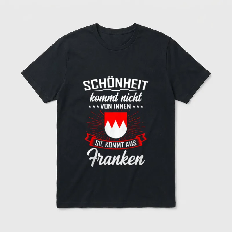 Schönheit kommt aus Franken T-Shirt – Schönheit kommt nicht von innen, sie kommt aus Franken – Klassisches T-Shirt in Schwarz