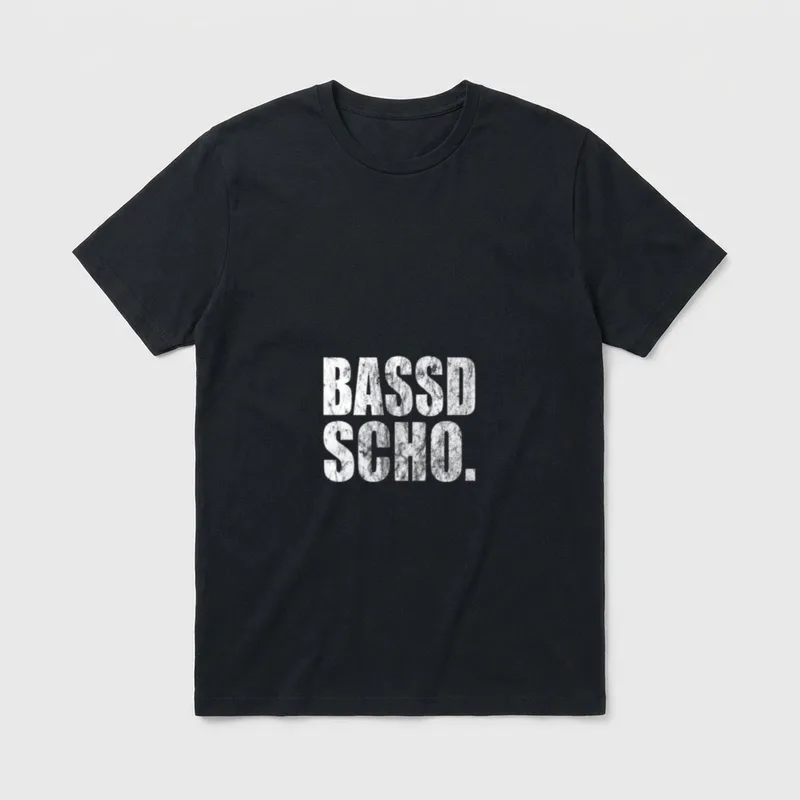 Lustig Bassd Scho Fränkisch T-Shirt – Schriftzug „Bassd Scho.“ in zerkratzter Used-Optik – Klassisches T-Shirt in Schwarz