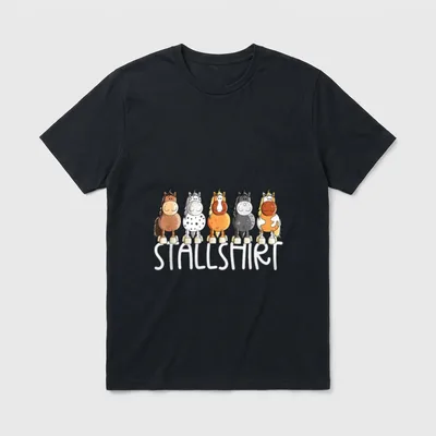 Frauchens Stallshirt Pferde Sprüche T-Shirt – Fünf Ponyköpfe über dem Schriftzug STALLSHIRT – Klassisches T-Shirt in Schwarz