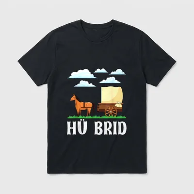Hü Brid Pferd Kutsche T-Shirt – Pferd zieht Planwagen unter Wolken, Schriftzug „Hü Brid“ – Klassisches T-Shirt in Schwarz