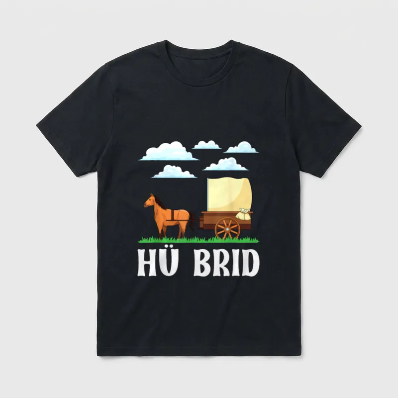 Hü Brid Pferd Kutsche T-Shirt – Pferd zieht Planwagen unter Wolken, Schriftzug „Hü Brid“ – Klassisches T-Shirt in Schwarz
