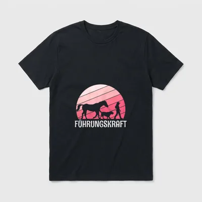 Führungskraft Pferd Hund Reiten T-Shirt – Schriftzug FÜHRUNGSKRAFT mit Pferd, Hund, Reiterin – Klassisches T-Shirt in Schwarz