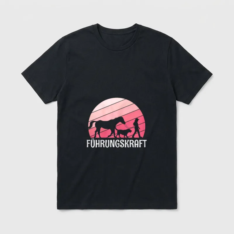 Führungskraft Pferd Hund Reiten T-Shirt – Schriftzug FÜHRUNGSKRAFT mit Pferd, Hund, Reiterin – Klassisches T-Shirt in Schwarz