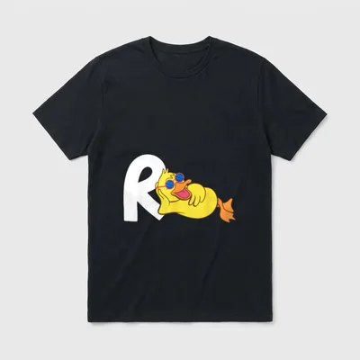 Rente Ente Lustig Ruhestand T-Shirt – Entspannte Ente mit Sonnenbrille lehnt am Buchstaben R – Klassisches T-Shirt in Schwarz