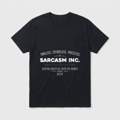 Lustiges Sarkasmus Sarcasm Inc. T-Shirt – Sarcasm Inc. Logo mit Slogan und Jahreszahl 1854 – Klassisches T-Shirt in Schwarz