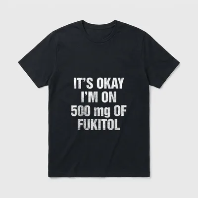 Es ist okay ich T-Shirt – Weißer Schriftzug „It's okay I'm on 500 mg of Fukitol“ auf Grau – Klassisches T-Shirt in Schwarz