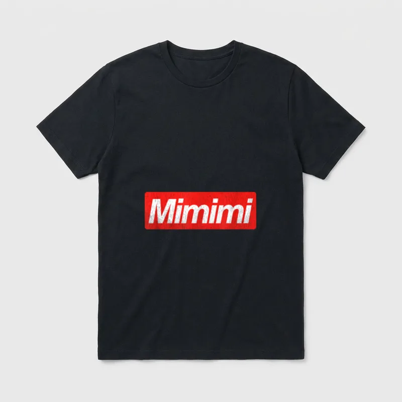 MIMIMI Witziges Meme Spruch T-Shirt – Weißes „Mimimi“ in Schrägschrift auf rotem Rechteck – Klassisches T-Shirt in Schwarz