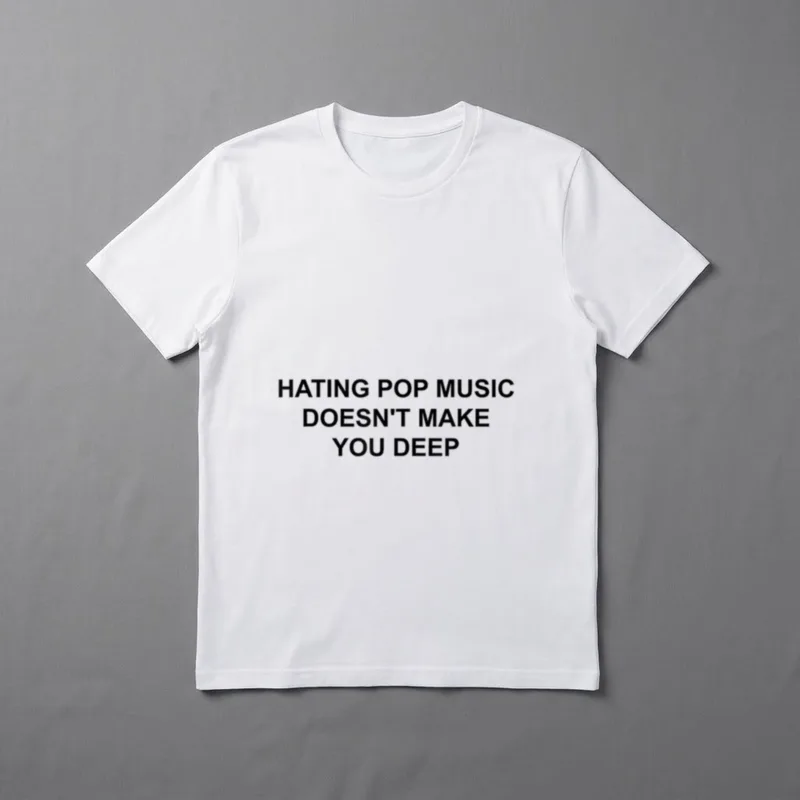 Hating Pop Music Doesn't T-Shirt – Schriftzug „Hating Pop Music Doesn't Make You Deep“ – Klassisches T-Shirt in Schwarz