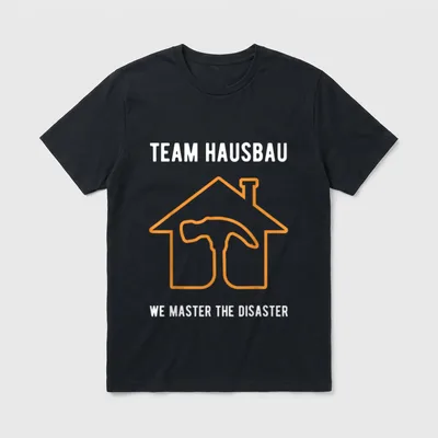 T-Shirt Master Abschluss – Haus aus Hammer-Umriss, Text Team Hausbau, We Master The Disaster – Klassisches T-Shirt in Schwarz