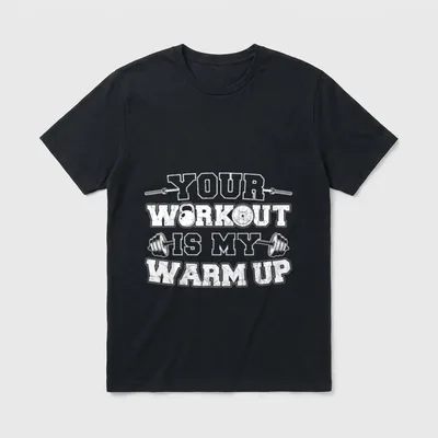 Fitness Shirt Herren – Schriftzug „Your Workout Is My Warm Up“ mit Hanteln – Klassisches T-Shirt in Schwarz