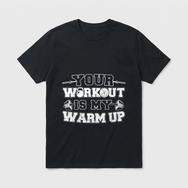 Fitness Shirt Herren – Schriftzug „Your Workout Is My Warm Up“ mit Hanteln – Klassisches T-Shirt in Schwarz