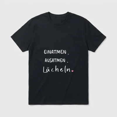 T-Shirt Fitness Sprüche – Schriftzug „Einatmen. Ausatmen. Lächeln.“ mit rosa Herz – Klassisches T-Shirt in Schwarz