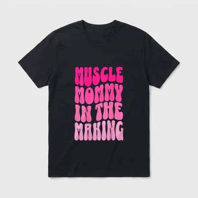 Lustige Fitness Gym Pumpe T-Shirt – Schriftzug „Muscle Mommy In The Making“ in Pinktönen – Klassisches T-Shirt in Schwarz