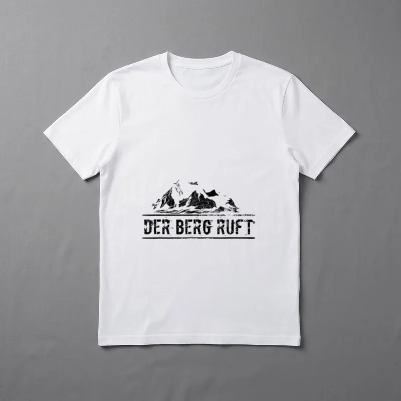 Der Berg Ruft Bergsport T-Shirt – Schriftzug DER BERG RUFT unter gezeichneter Bergsilhouette – Klassisches T-Shirt in Schwarz
